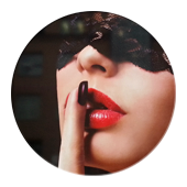 Frau mit Maske und rotem Lippenstift, Motiv aus dem Kopf der Club-Seite.