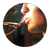 Frau mit einem Glas Wein, Motiv aus dem Kopf der Club-Seite.
